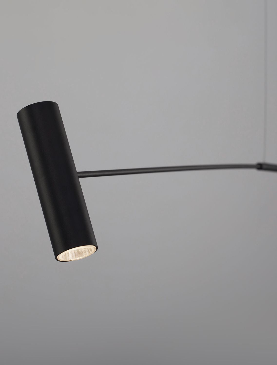 Détail de la tête cylindrique noire orientable, diffuseur allumé au bout du bras