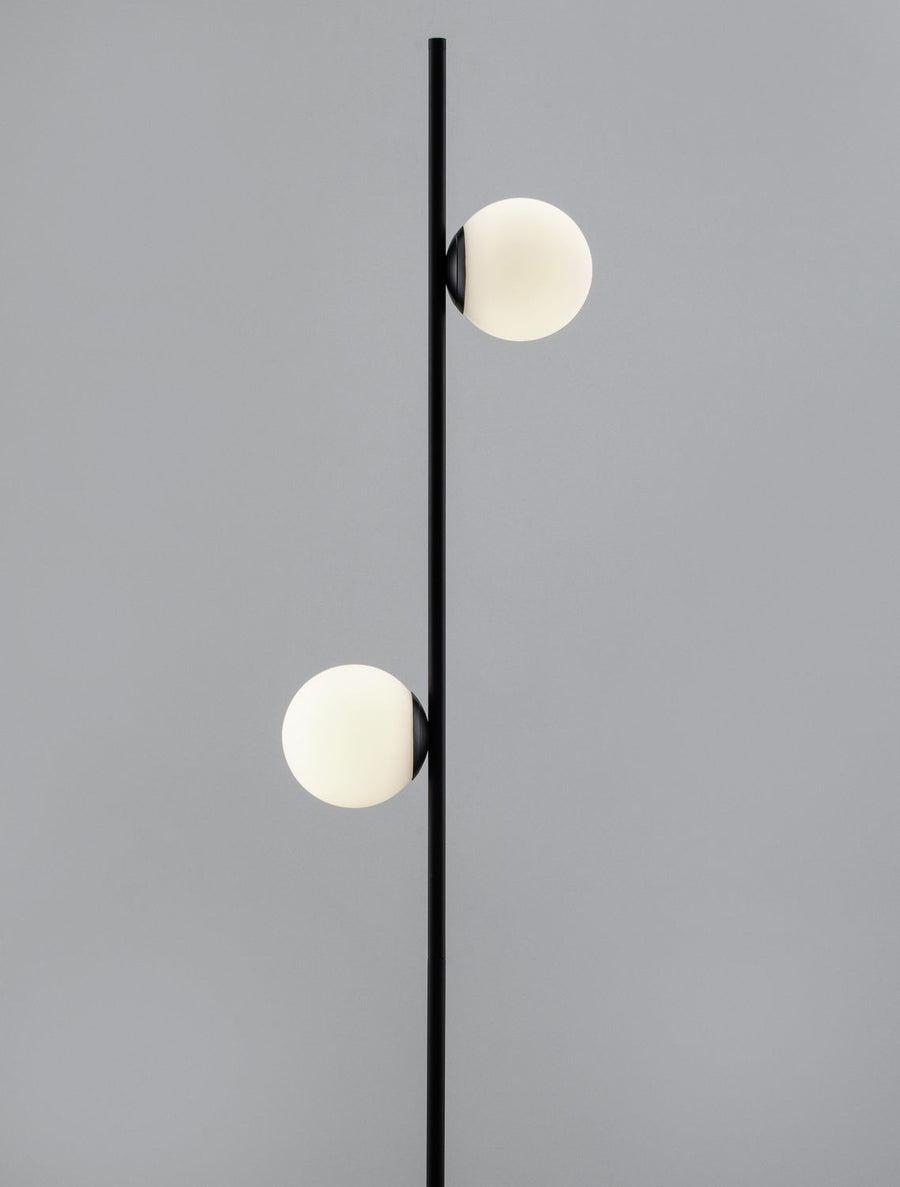 Gros plan du globe supérieur allumé, lumière douce sur fond gris