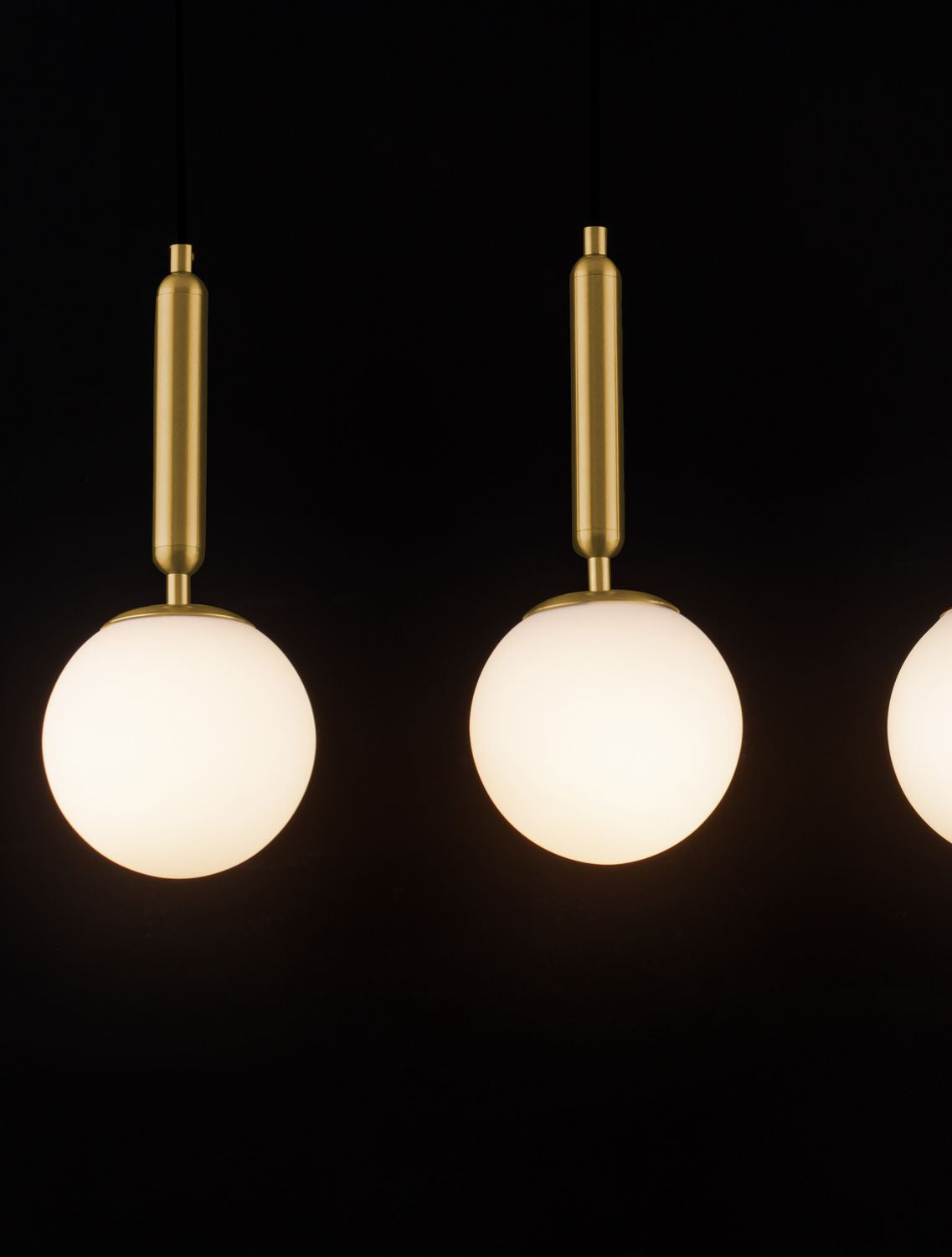 Mise en ambiance sur fond noir, les trois globes diffusent une lumière chaude