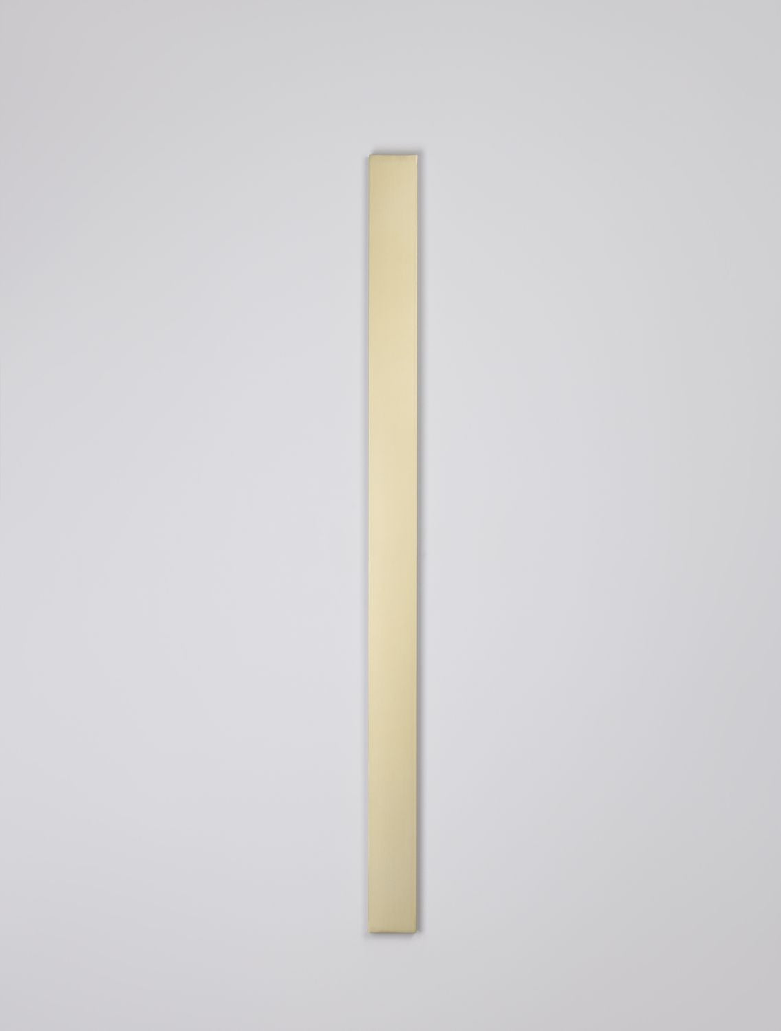 Vue de face de l'applique murale dorée verticale, présentée seule sur fond blanc.