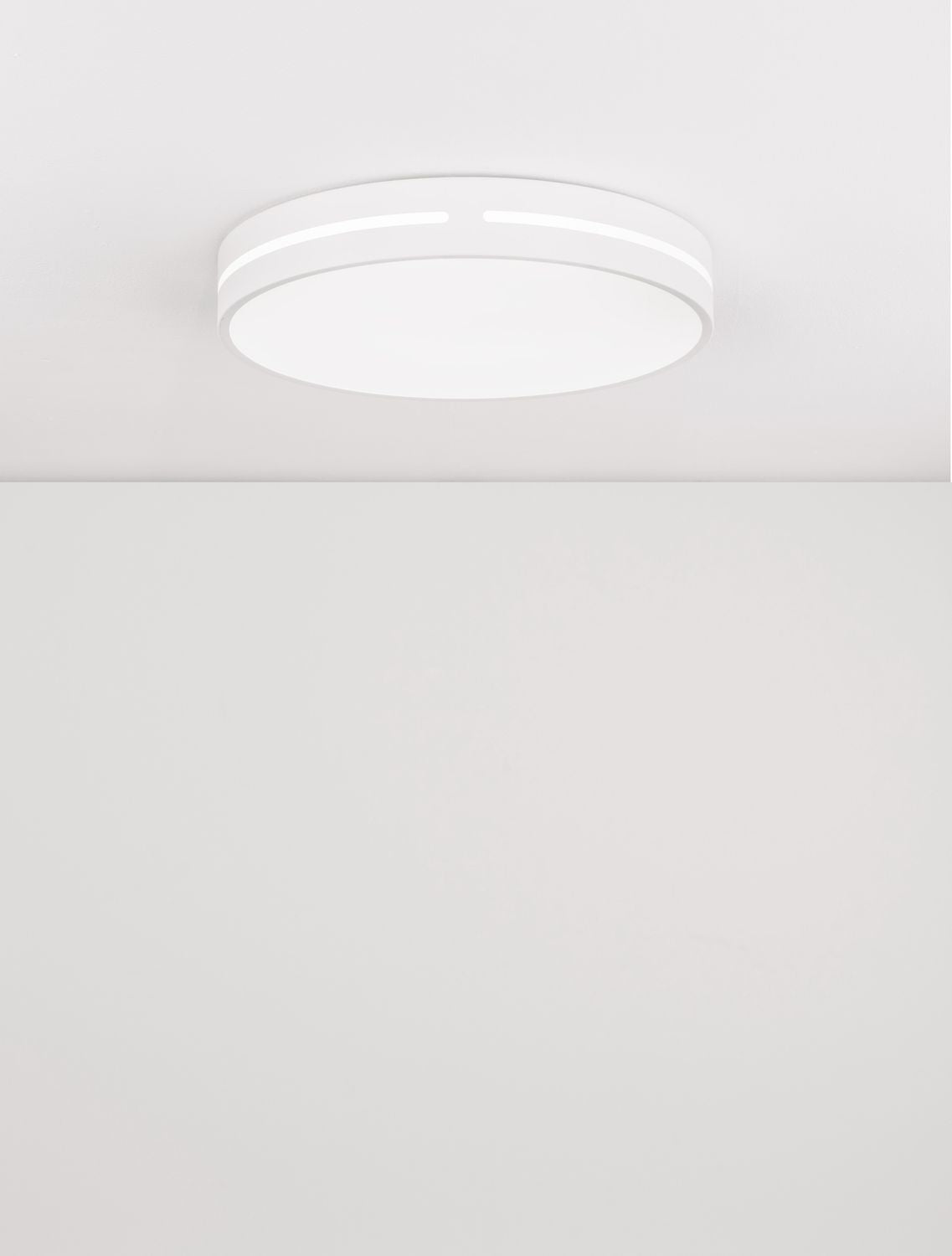 Plafonnier rond blanc posé au plafond, anneau lumineux périphérique allumé