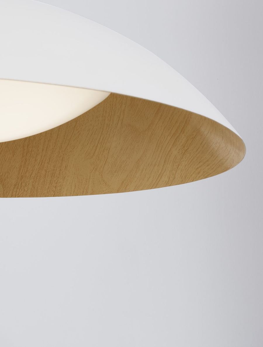 Détail macro de l'abat-jour blanc et de l'intérieur en bois, lumière allumée.
