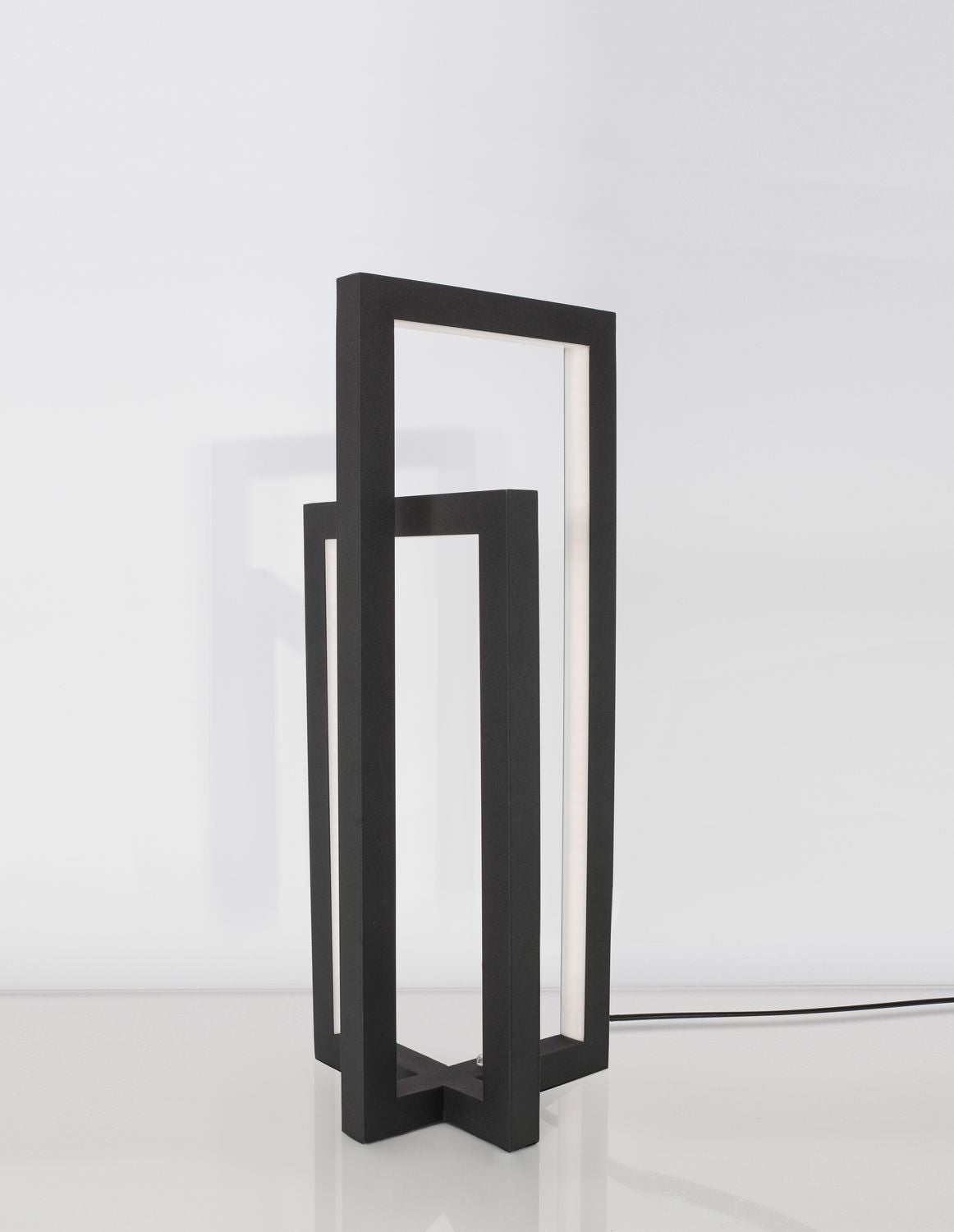 Lampe à poser noire à double cadre rectangulaire, vue de face sur fond clair