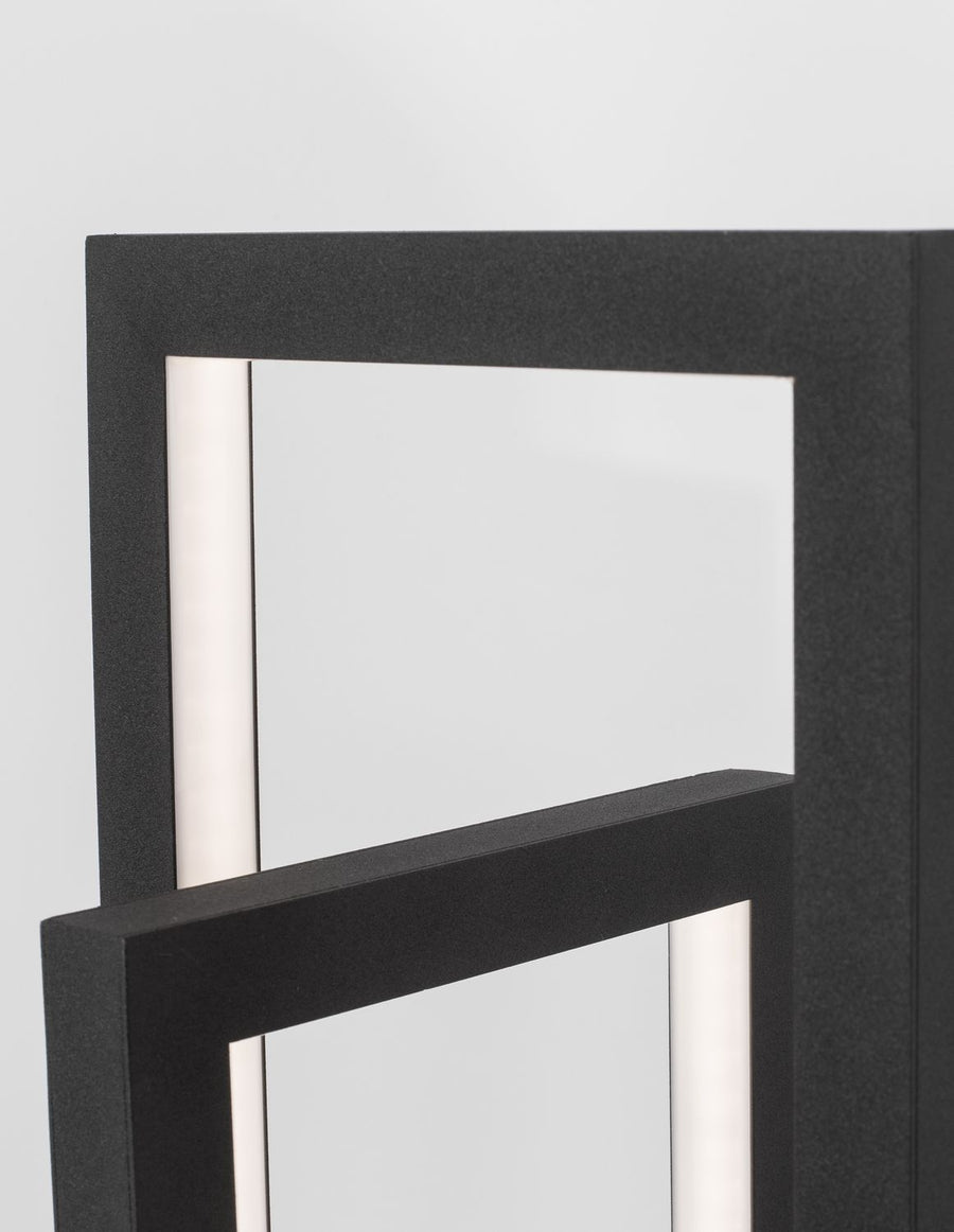 Détail du haut du cadre noir et du ruban LED blanc intégré