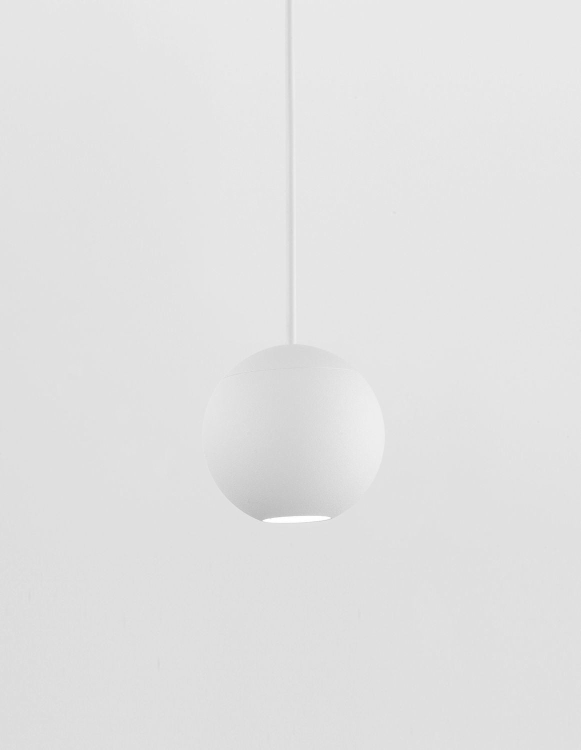 Suspension blanche en forme de boule, vue de face sur fond gris clair uni