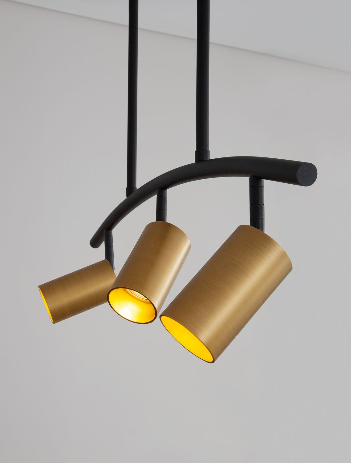 Détail des trois projecteurs allumés diffusant une lumière chaude