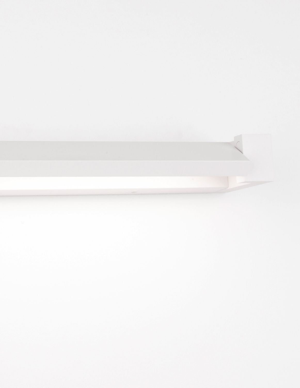 Détail de l'extrémité du luminaire blanc avec son embout rapporté