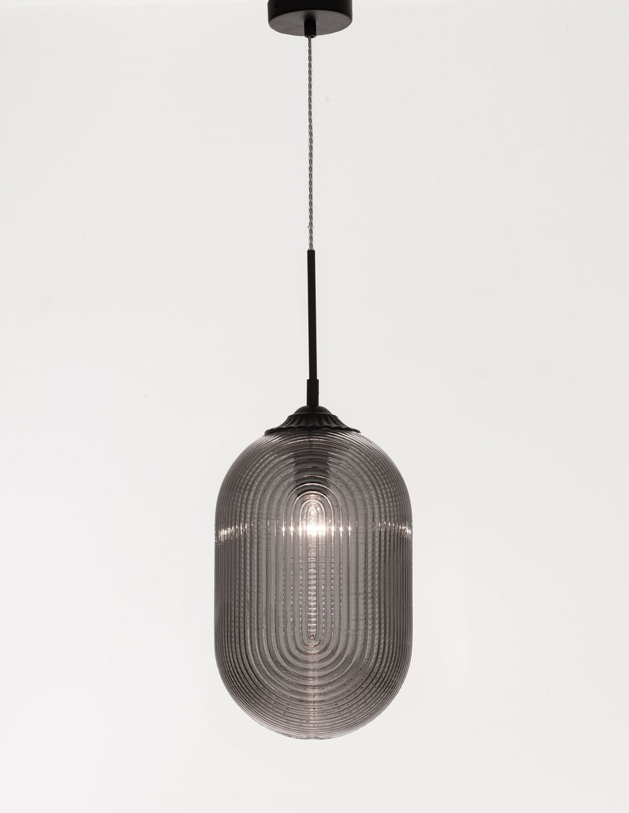 Vue de face du luminaire éclairé, verre ovale strié et monture noire