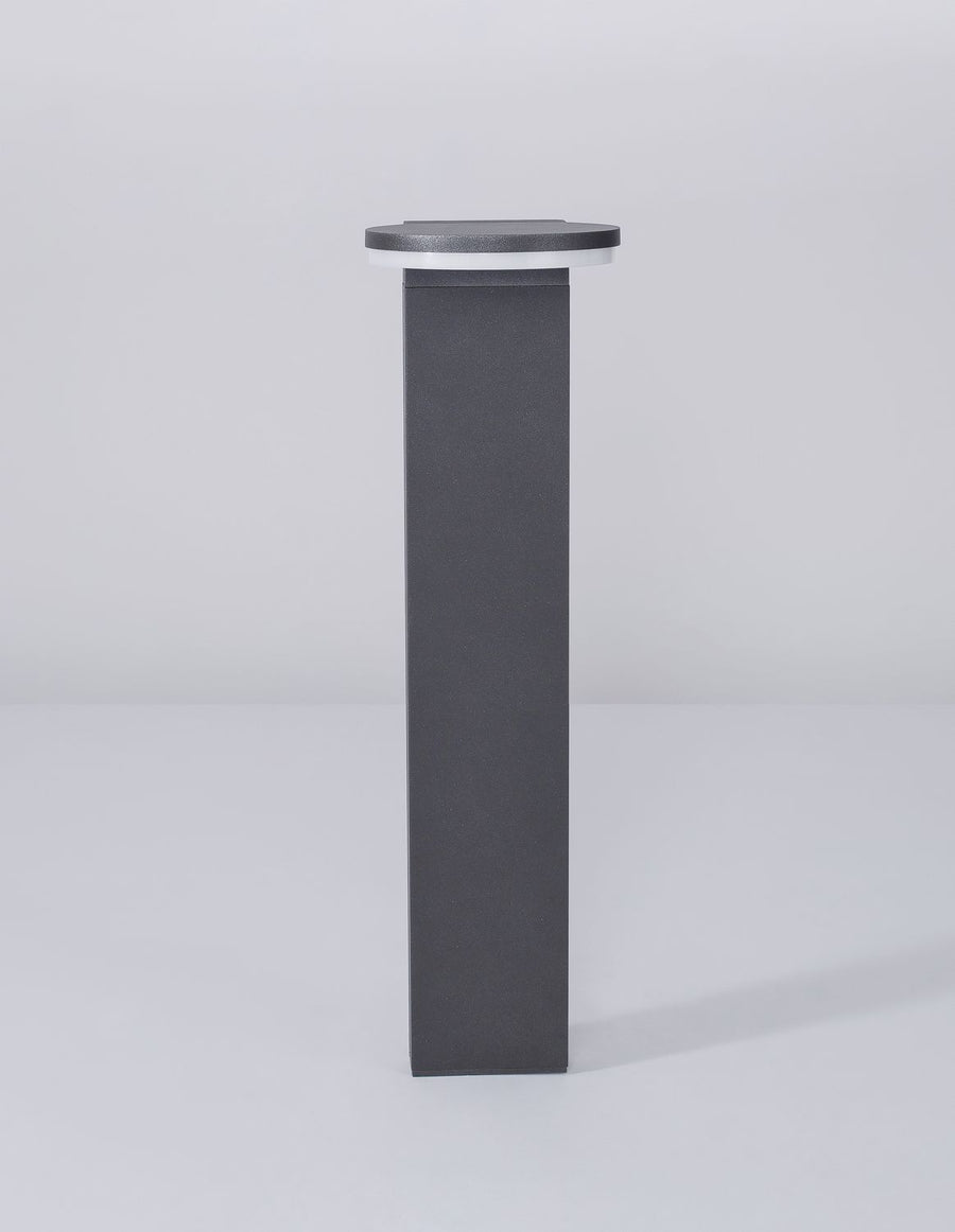 Produit de face sur fond gris clair, silhouette fine et épurée