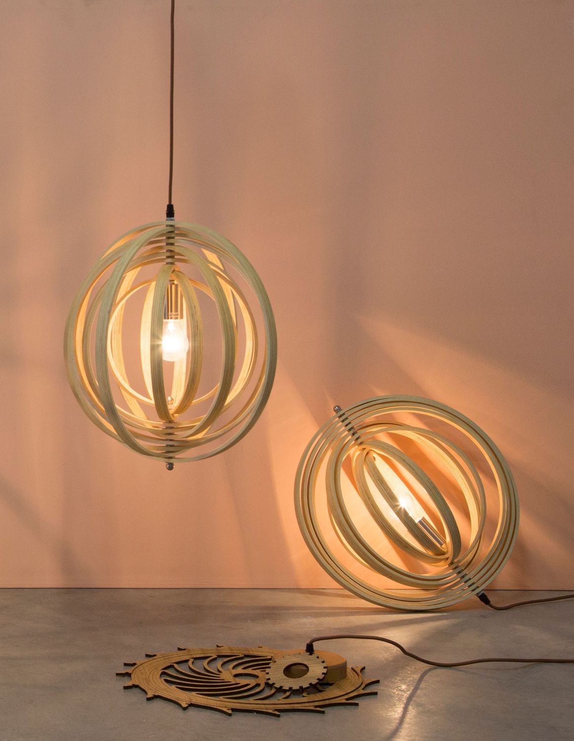 Mise en ambiance chaleureuse avec suspension et lampe posée en bois