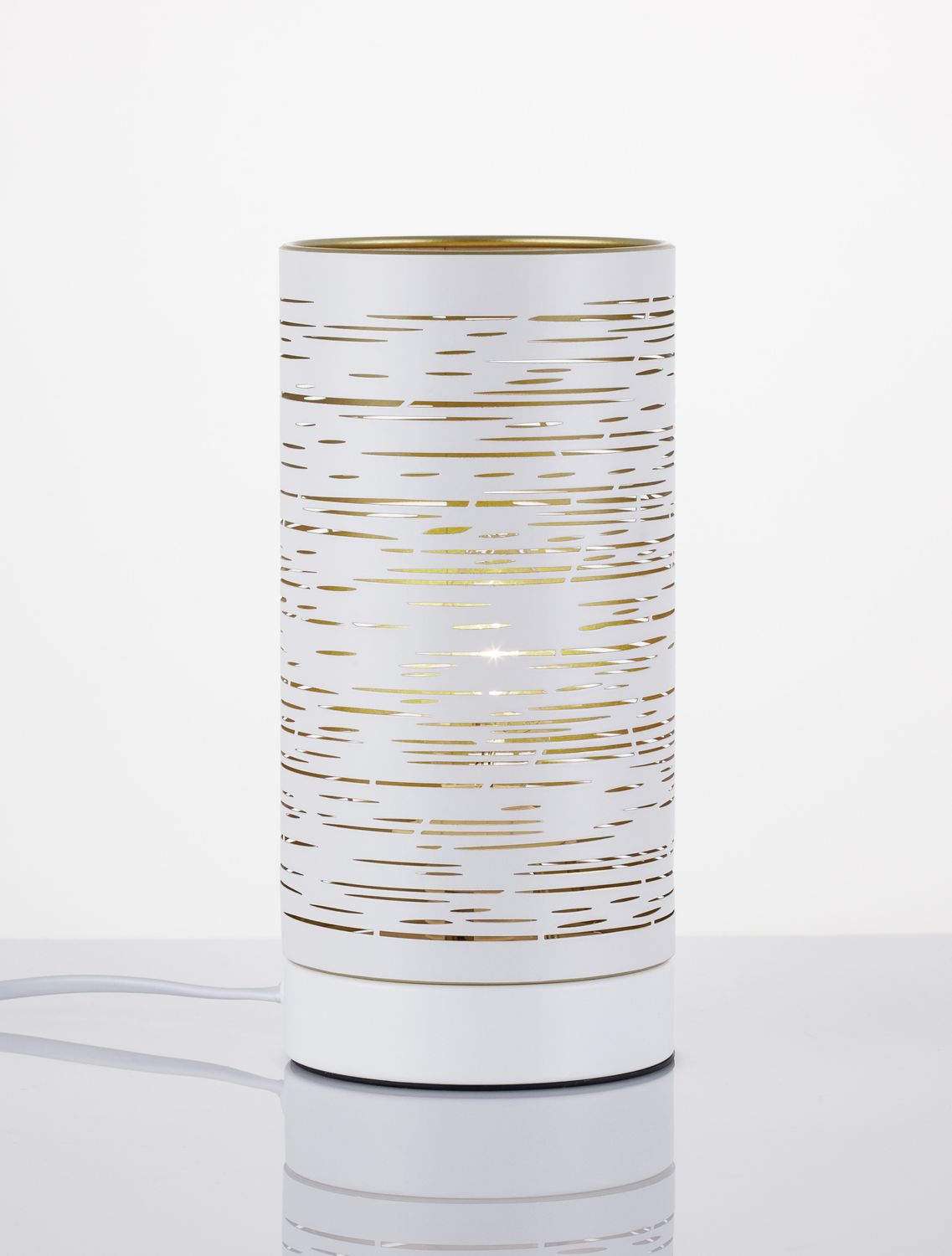Détail du motif ajouré doré laissant passer la lumière allumée