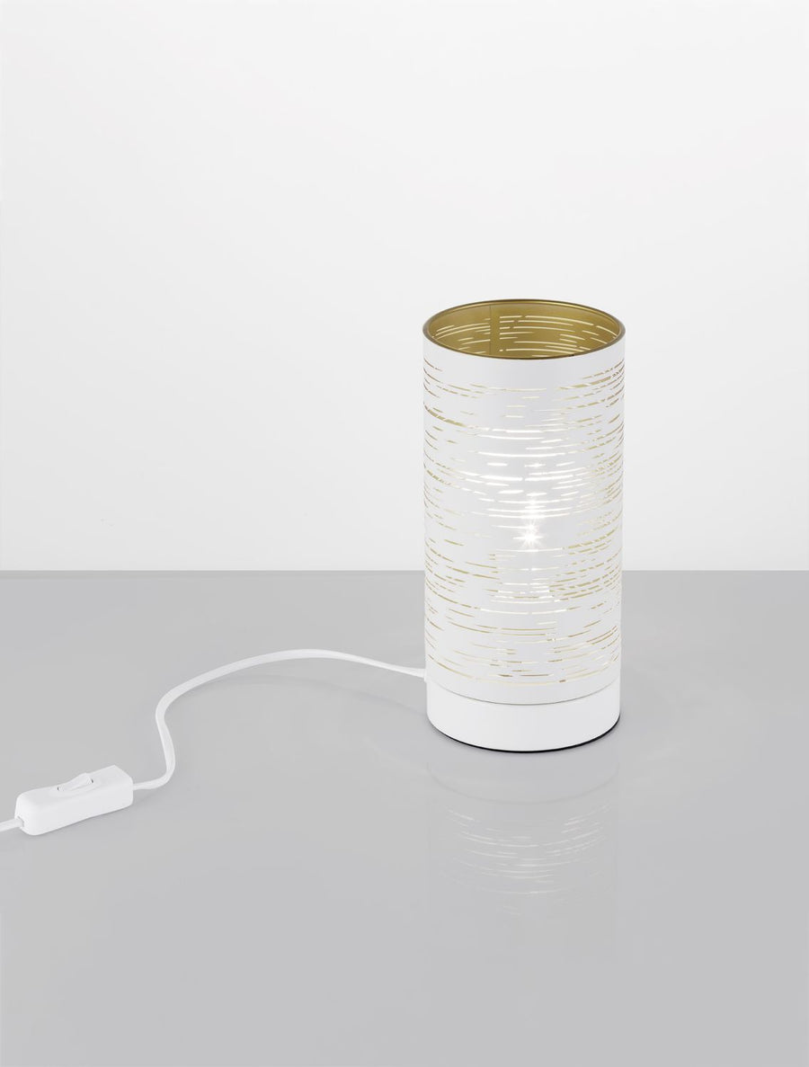 Vue en plongée du luminaire allumé avec interrupteur sur le câble