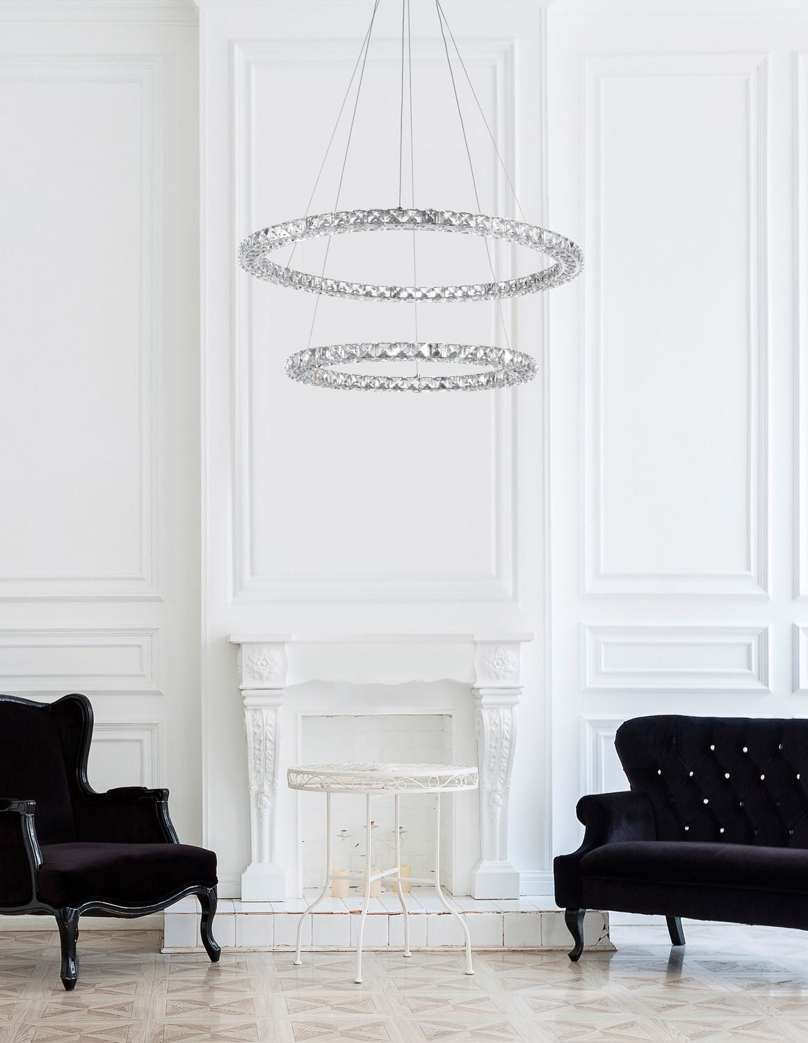 Suspension double anneau de cristal dans un salon blanc à cheminée ancienne