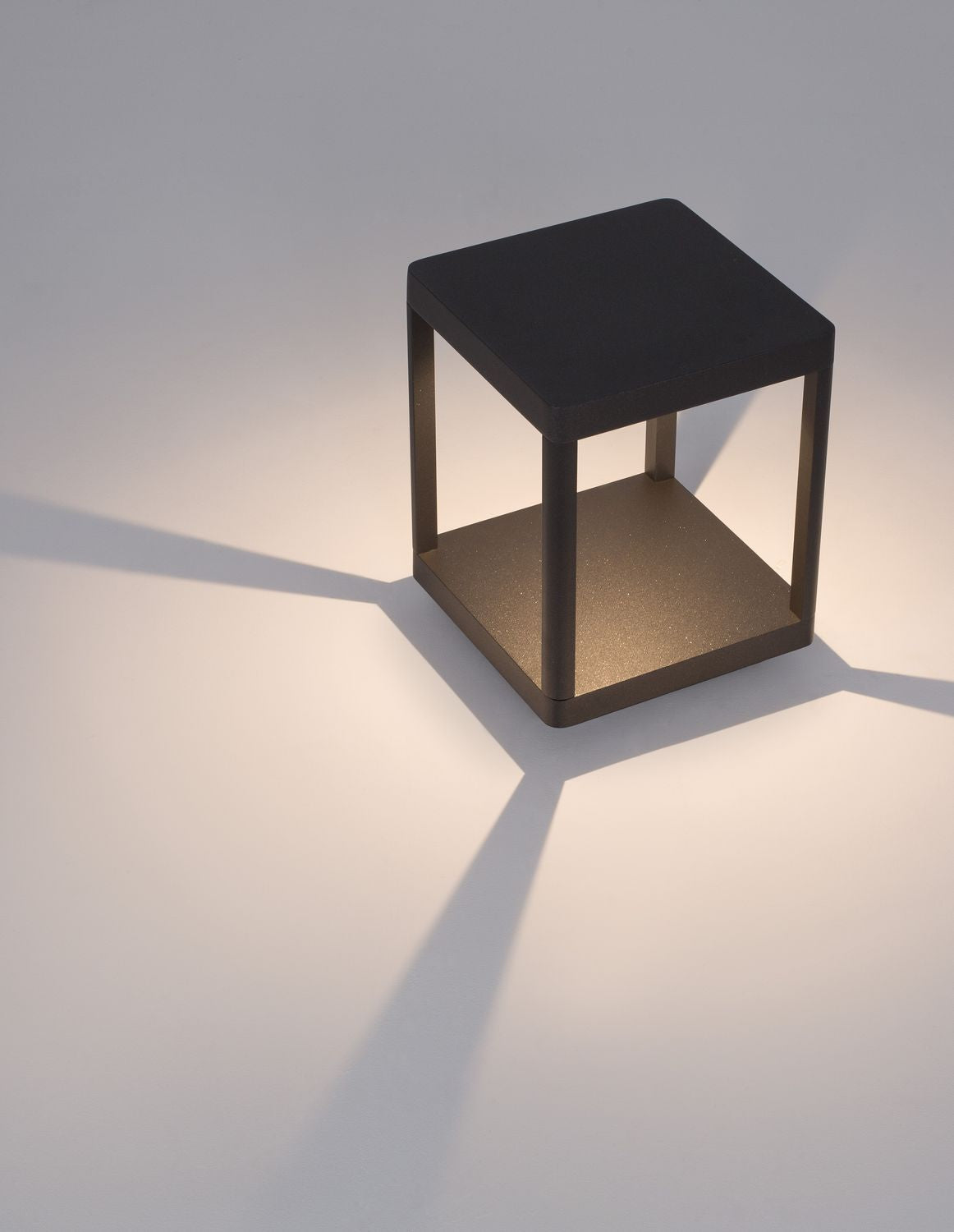 Autre angle sur fond blanc, ombre portée et base surélevée de la borne