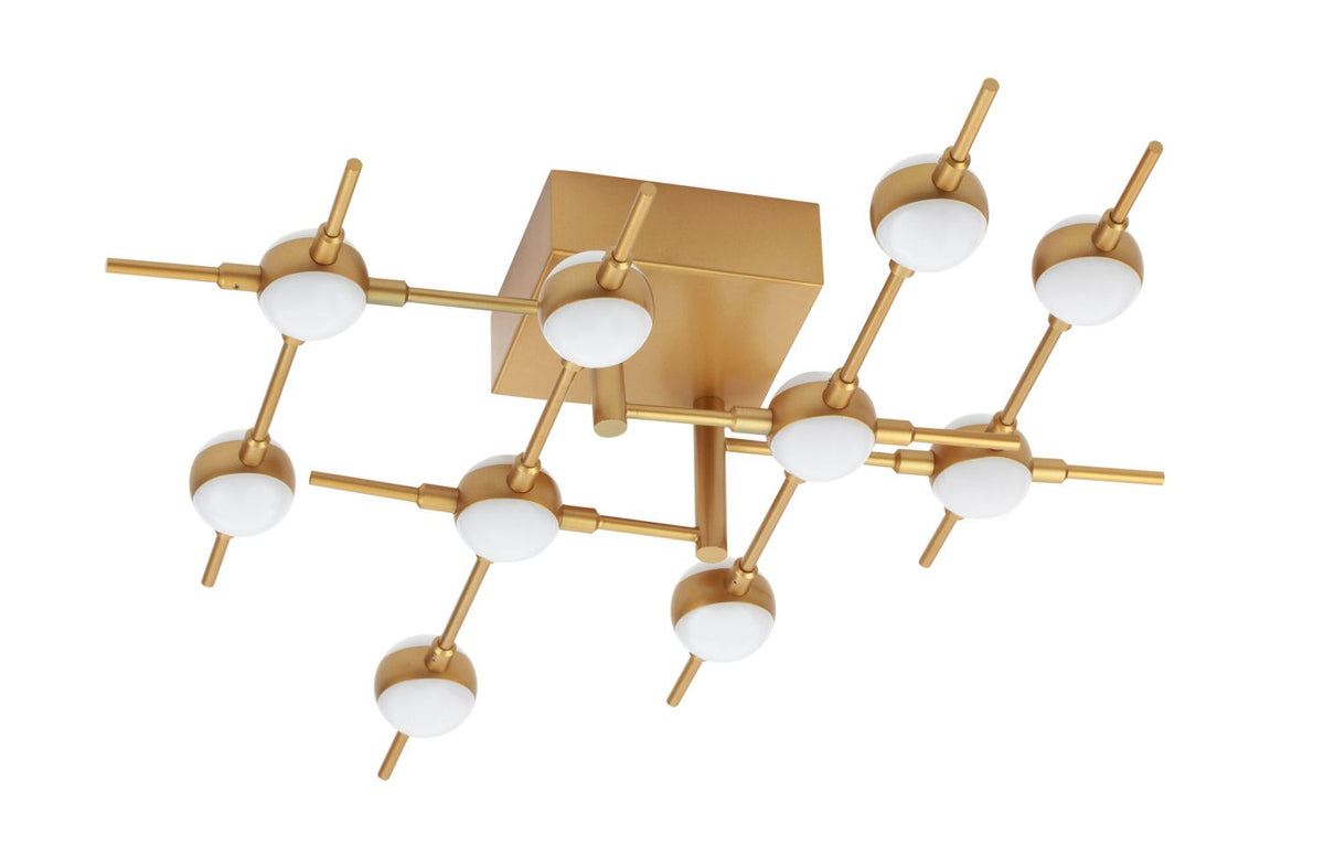 Vue de trois quarts du luminaire doré fixé au plafond, fond blanc neutre