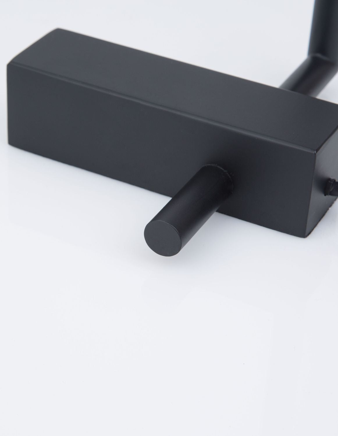 Détail du socle rectangulaire noir et de sa tige cylindrique transversale