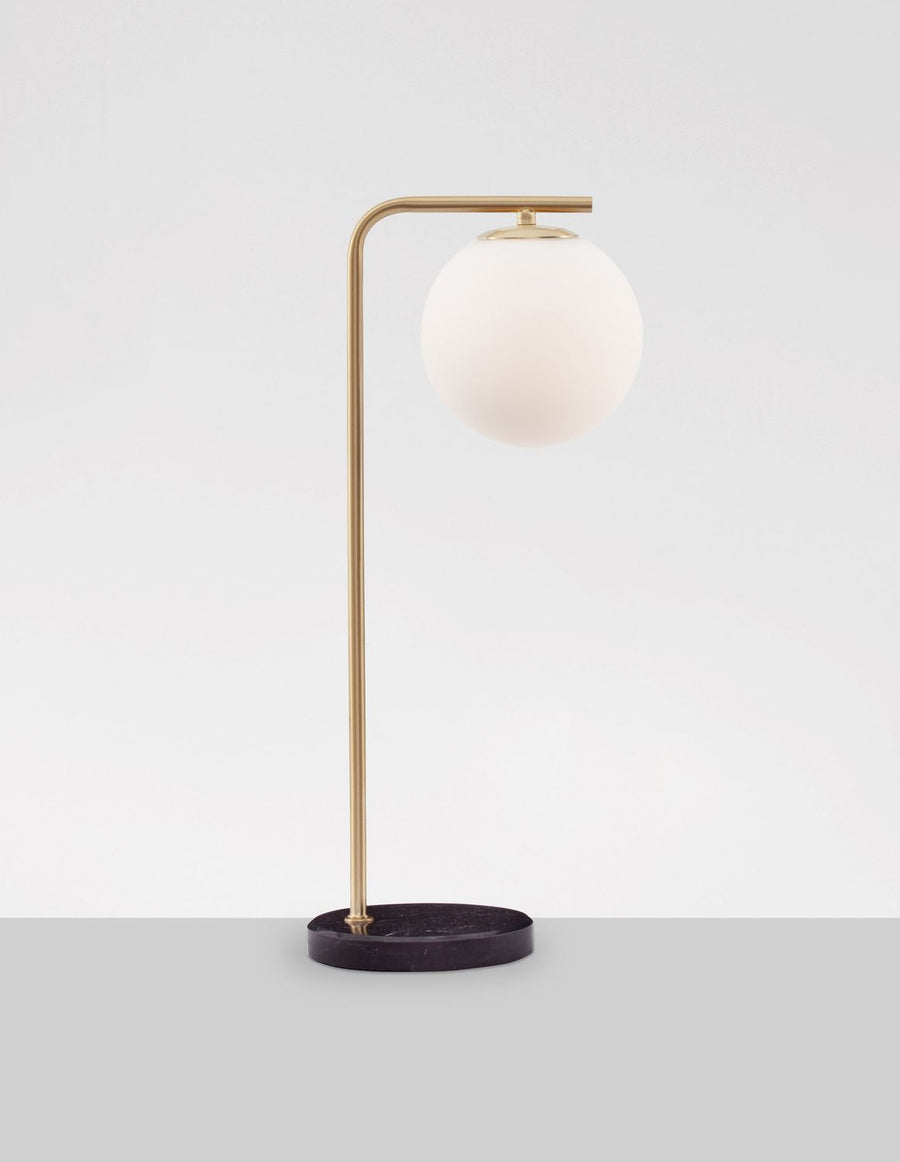 Présentation du lampadaire de table sur fond clair, tige dorée et base marbre.