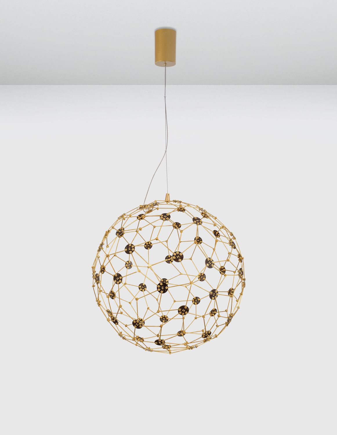 Vue de face du luminaire suspendu au plafond dans un intérieur gris clair.