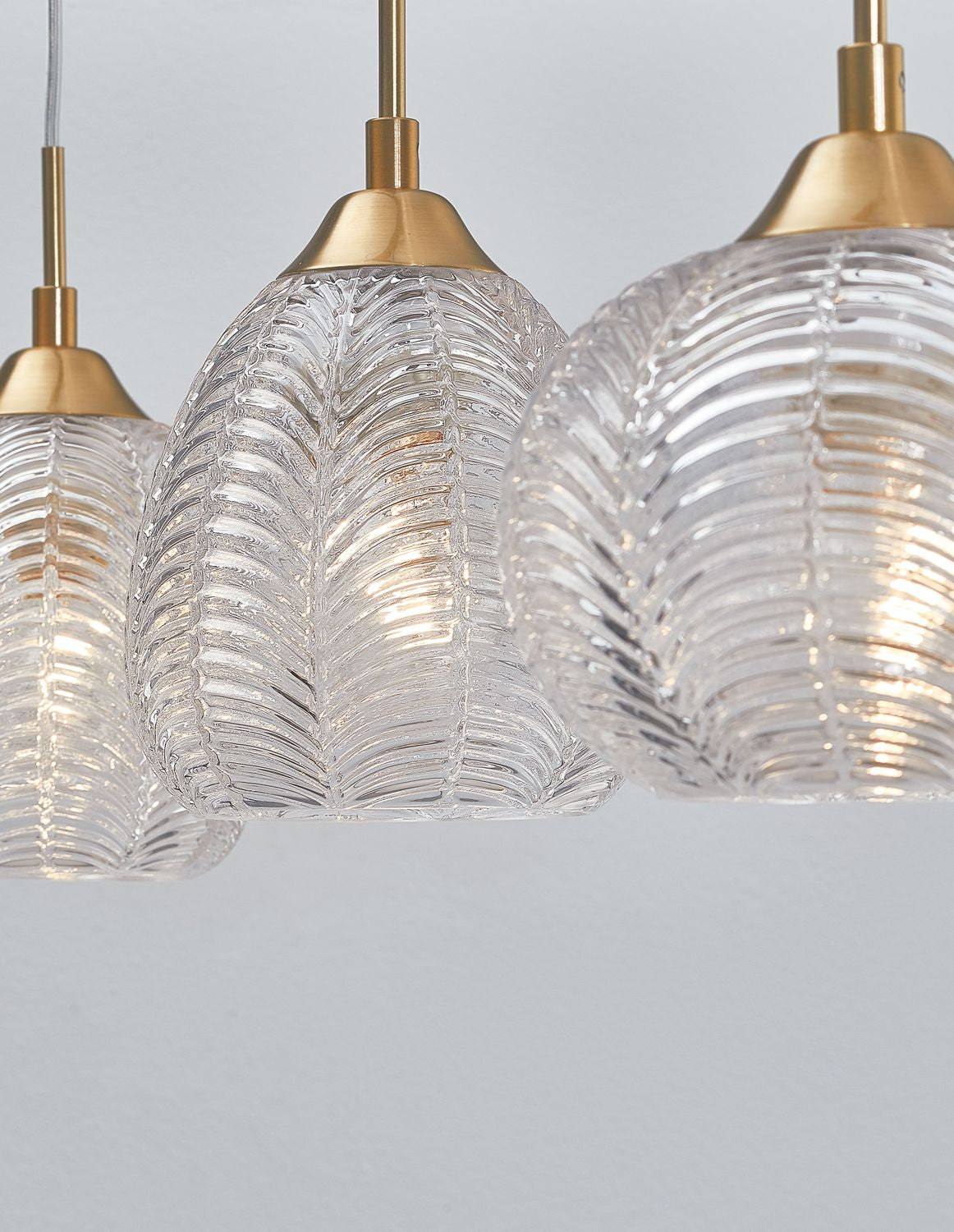 Gros plan sur la finition du verre moulé aux motifs de feuilles et détails dorés
