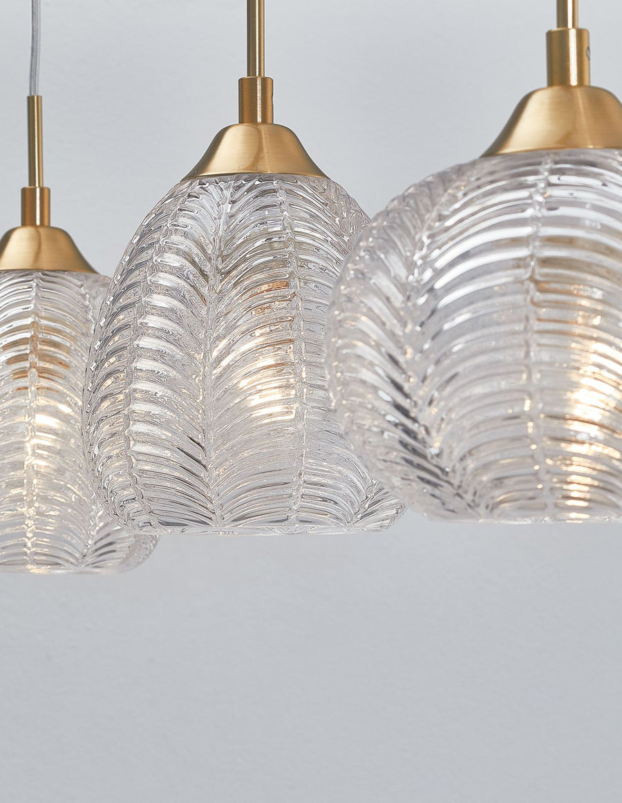 Gros plan sur la finition du verre moulé aux motifs de feuilles et détails dorés