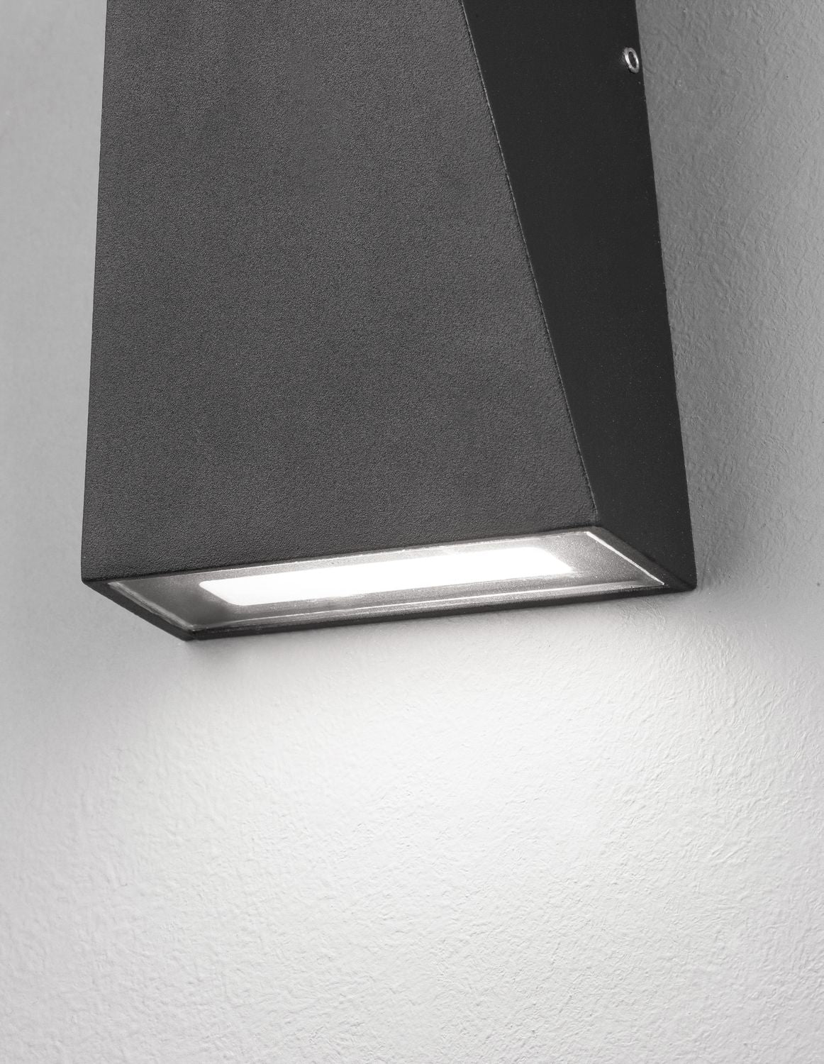 Gros plan sur le diffuseur en verre éclairé sous le boîtier noir