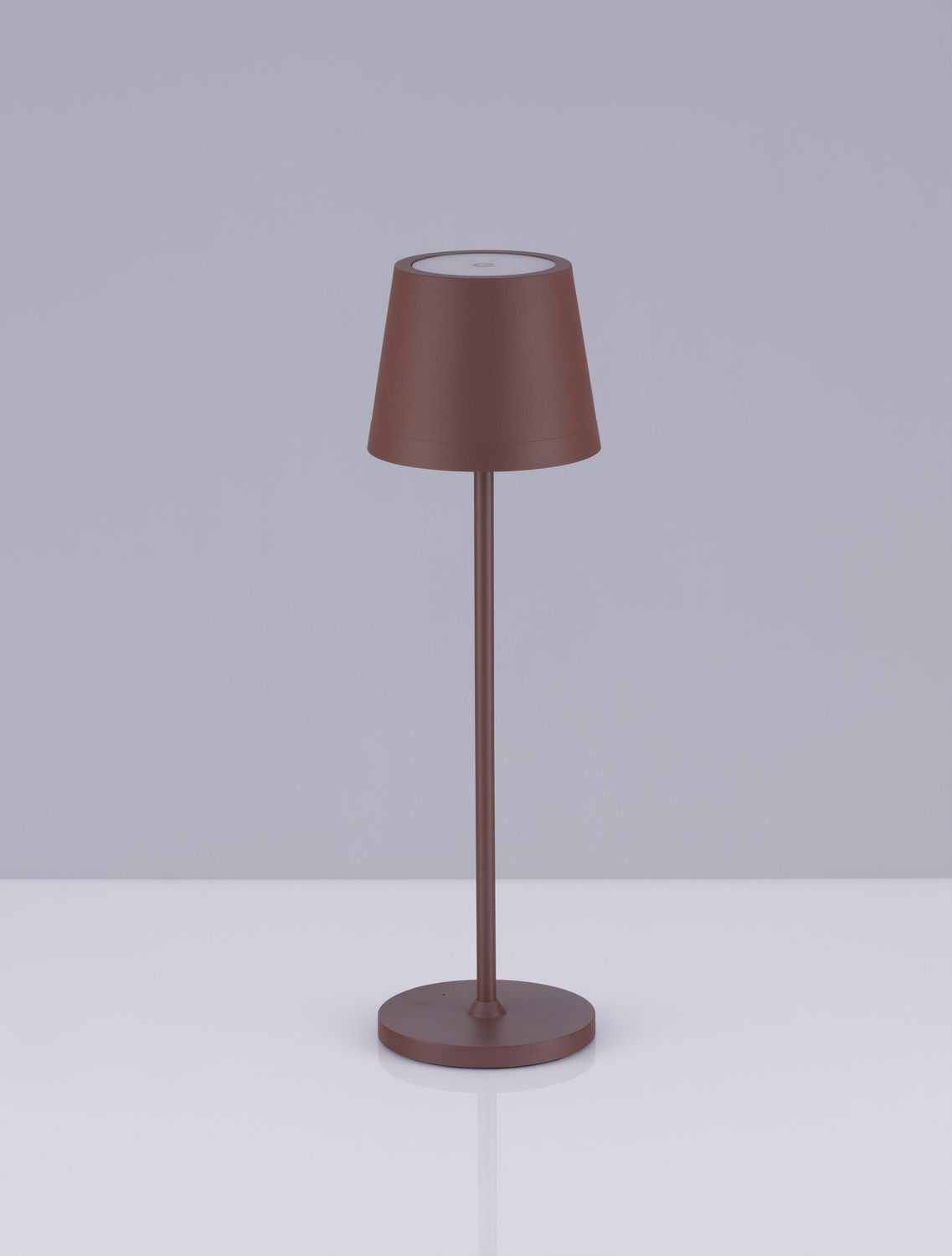 Lampe marron vue de face sur fond gris clair avec ombre portée