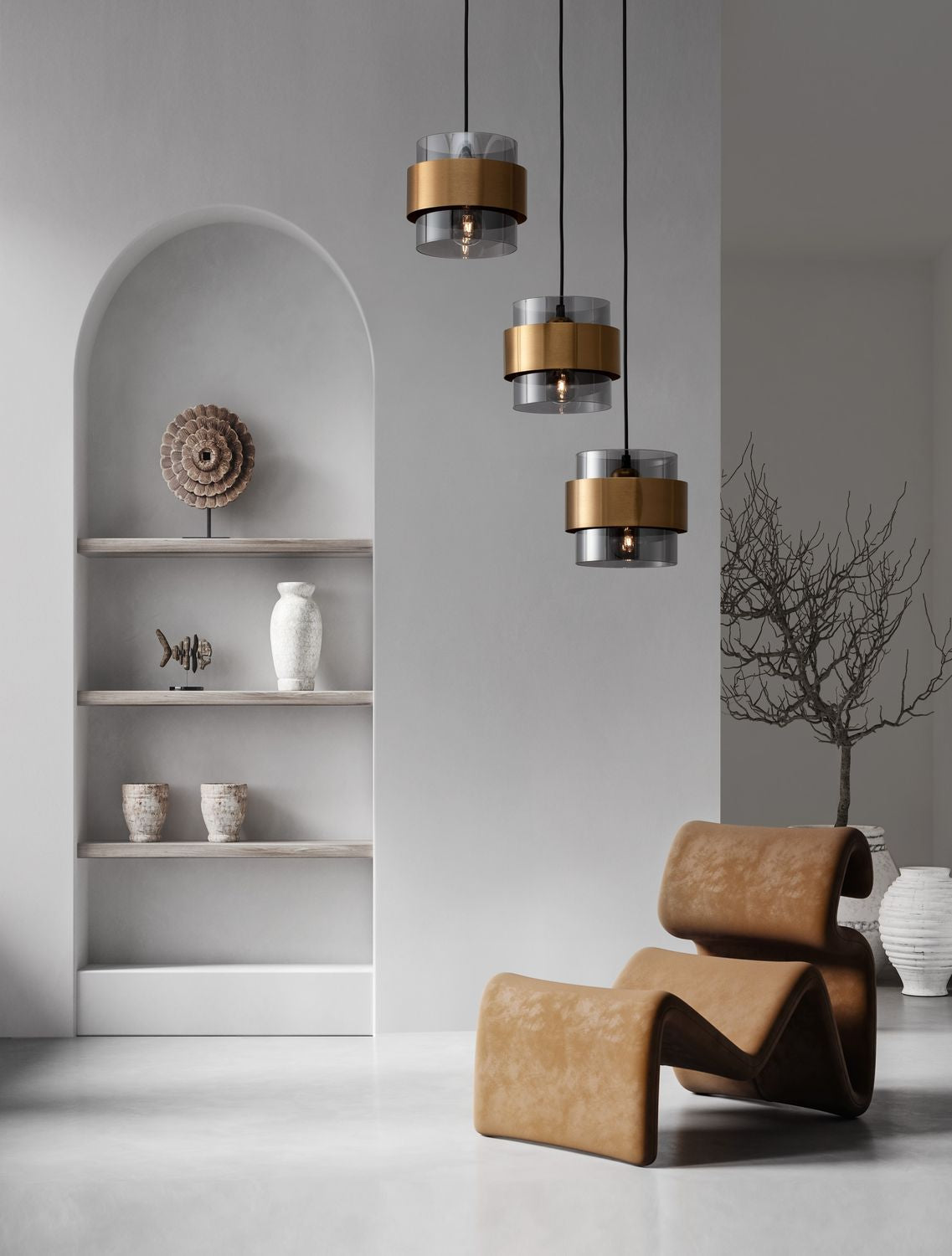 Mise en ambiance d'un intérieur minimaliste avec la suspension trois lumières dorée allumée