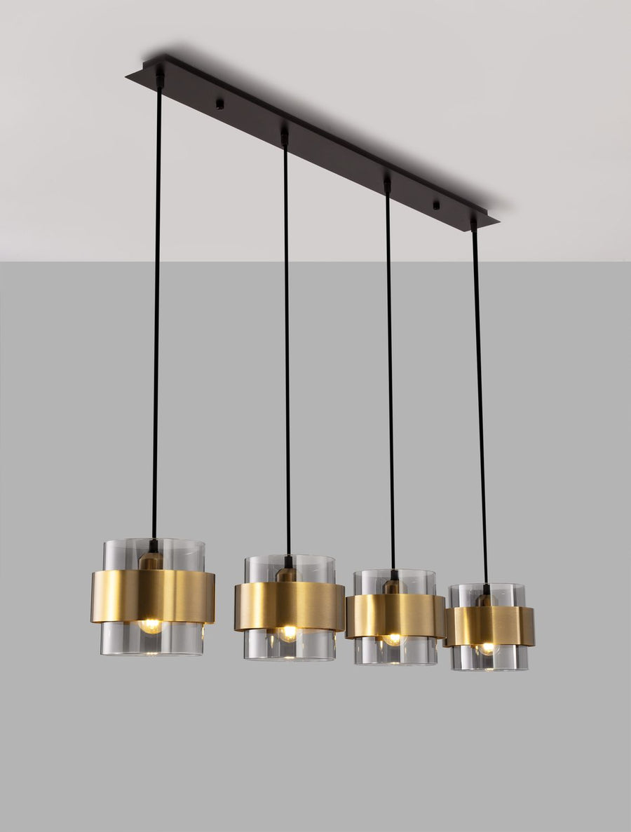 Vue en perspective avec ampoules allumées, reflets dorés sur le verre transparent