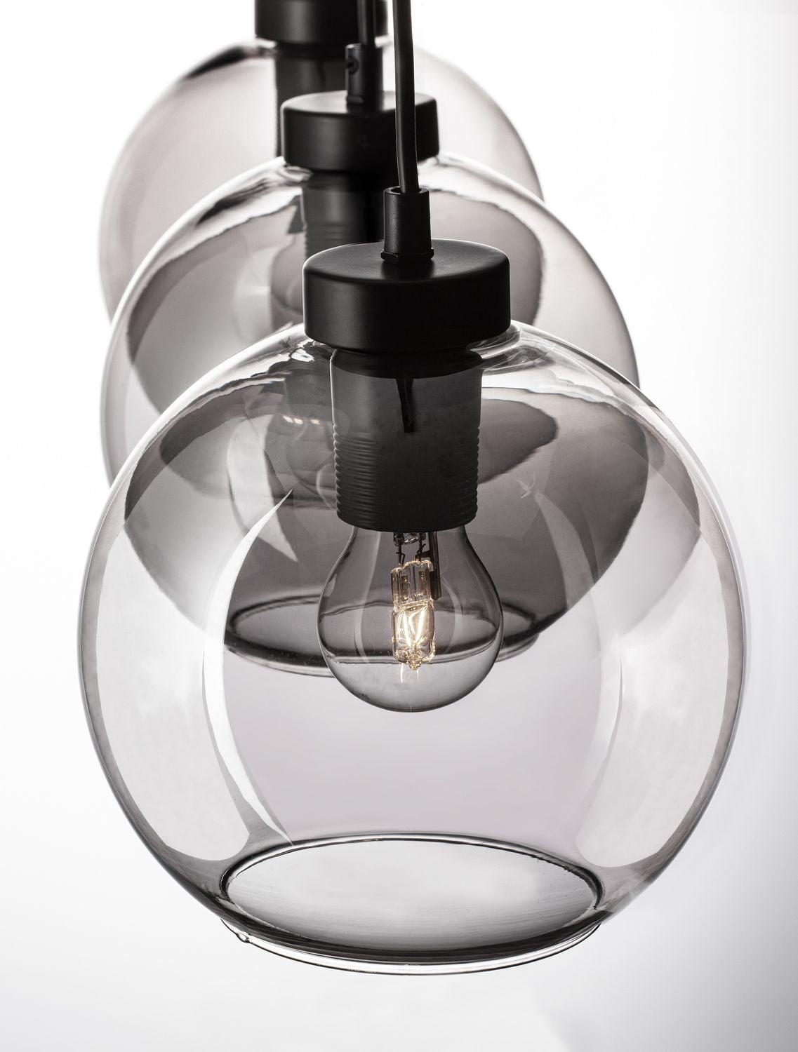 Détail rapproché d'un globe en verre et de sa douille noire