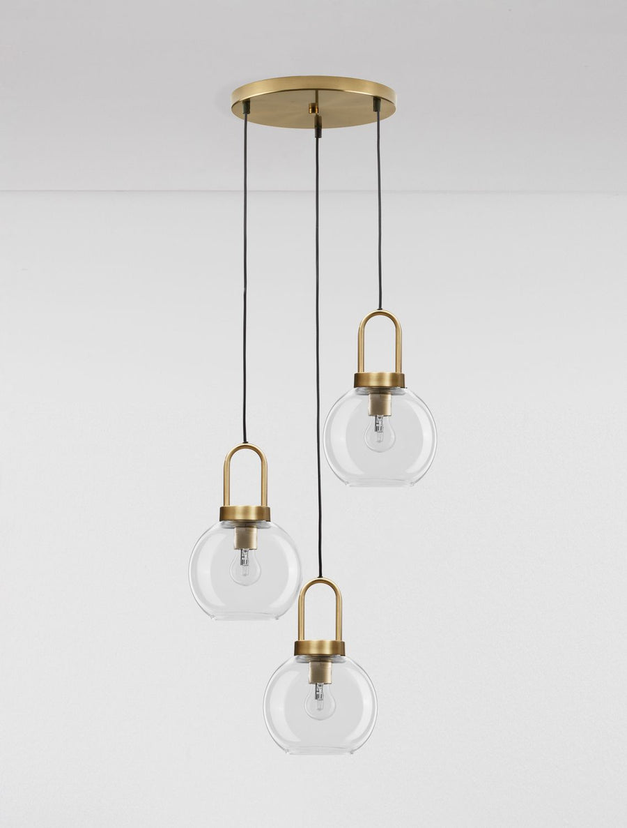 Luminaire entier présenté de face, rosace dorée et longs câbles noirs
