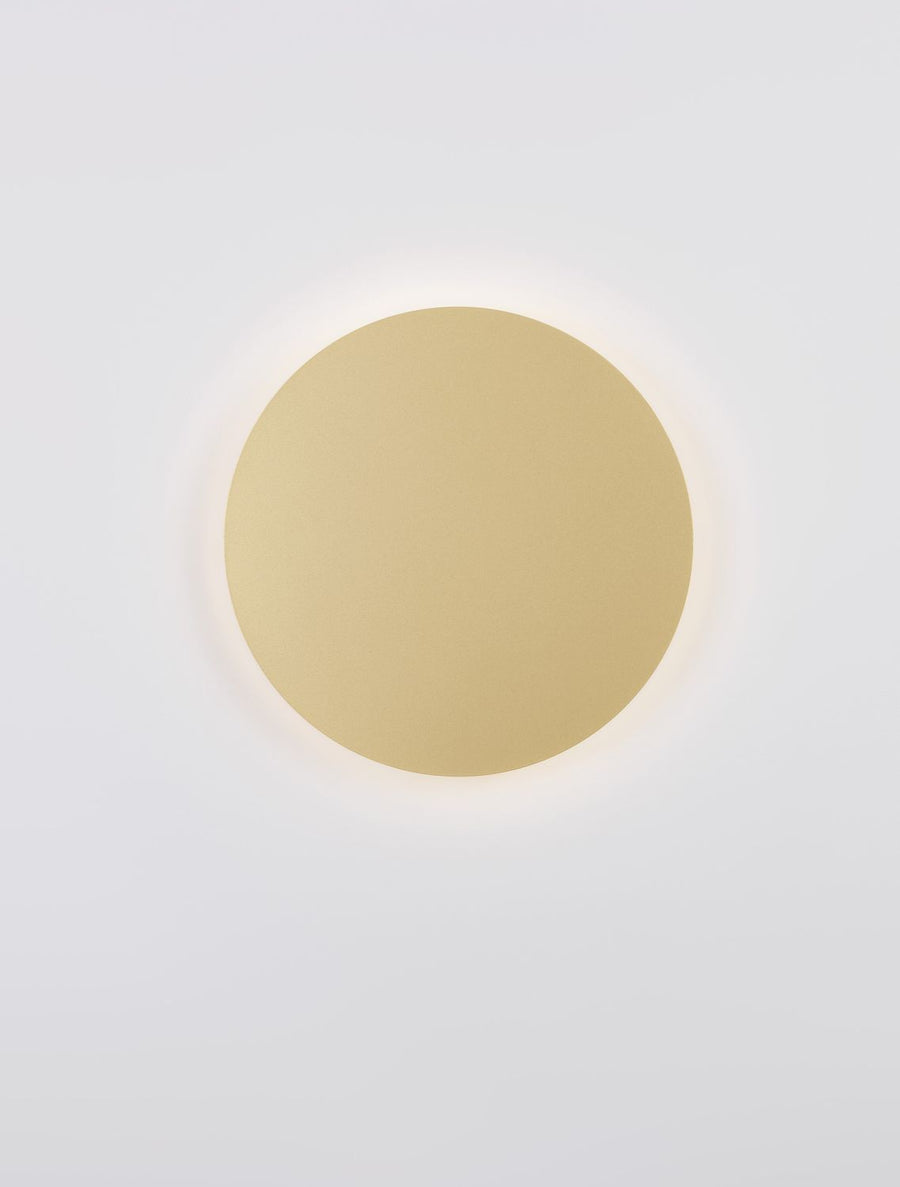 Vue rapprochée du disque lumineux, lumière rasant le mur en halo