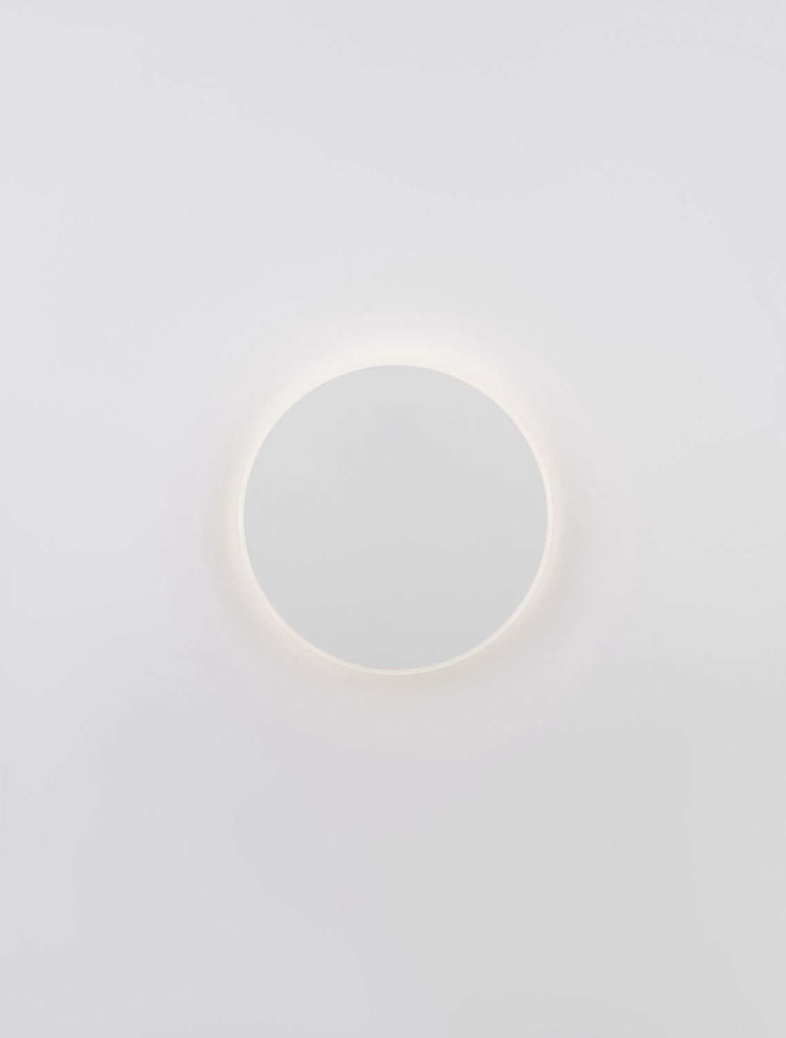 Mise en ambiance d'un couloir avec l'applique allumée diffusant un halo