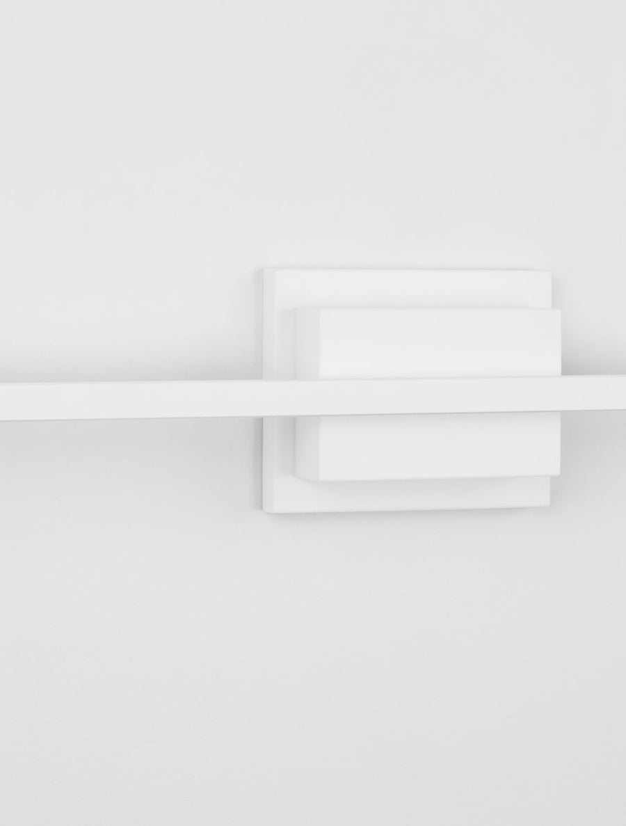 Détail rapproché de la fixation centrale et du profil plat de la barre.