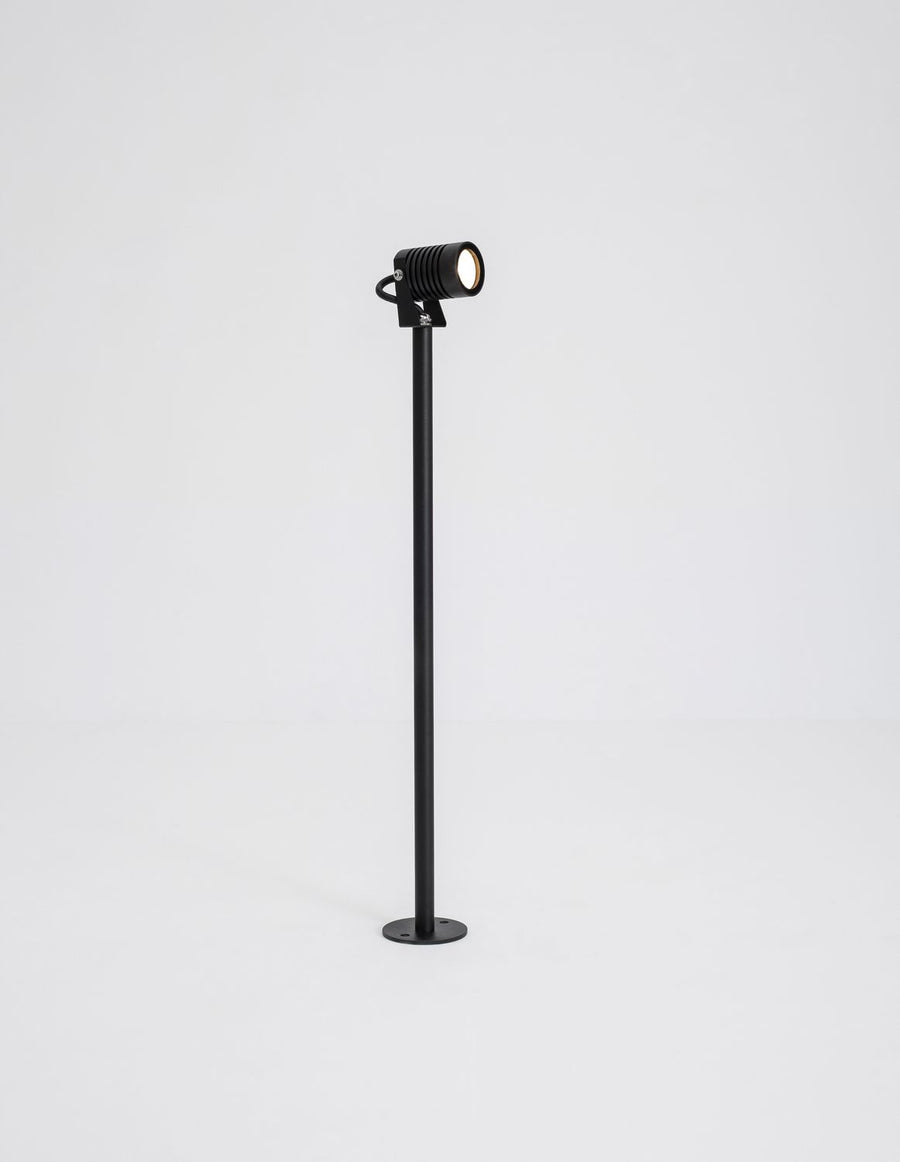 Vue de trois quarts du luminaire sur pied, projecteur orientable monté sur tige