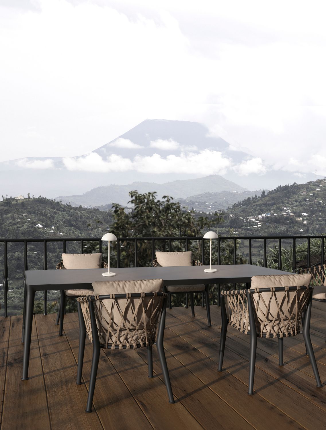 Deux lampes blanches sans fil sur une table de terrasse avec vue montagne