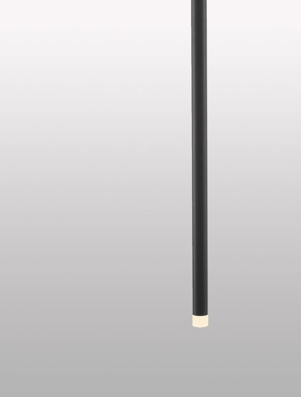 Détail du bas du tube noir avec extrémité lumineuse blanche allumée