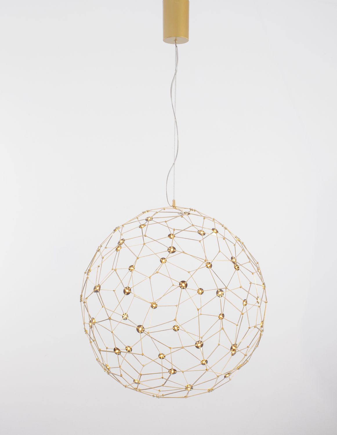 Plan large du luminaire entier sur fond blanc, structure sphérique régulière