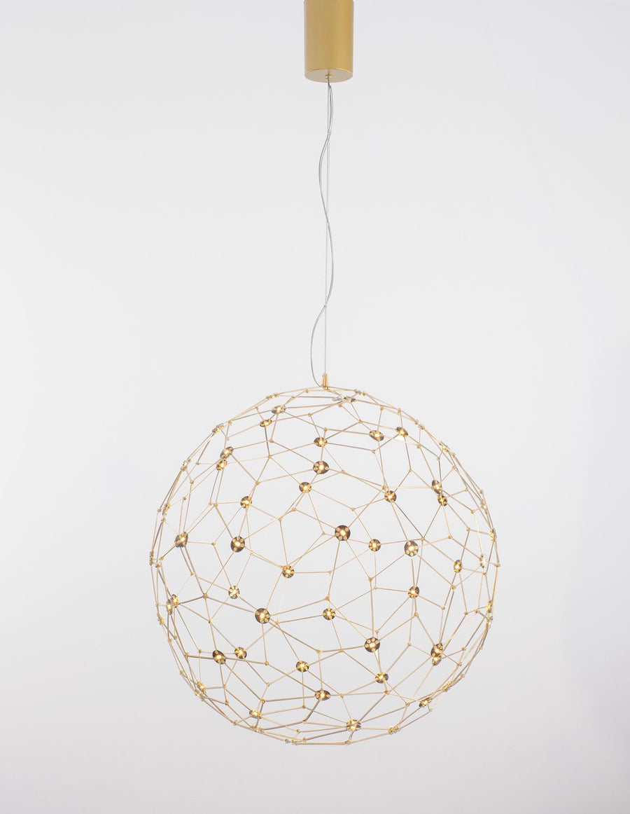 Plan large du luminaire entier sur fond blanc, structure sphérique régulière
