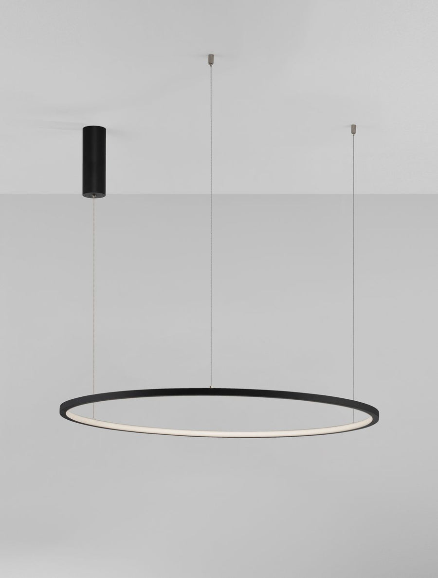 Vue de trois quarts montrant le ruban LED blanc sous l'anneau noir