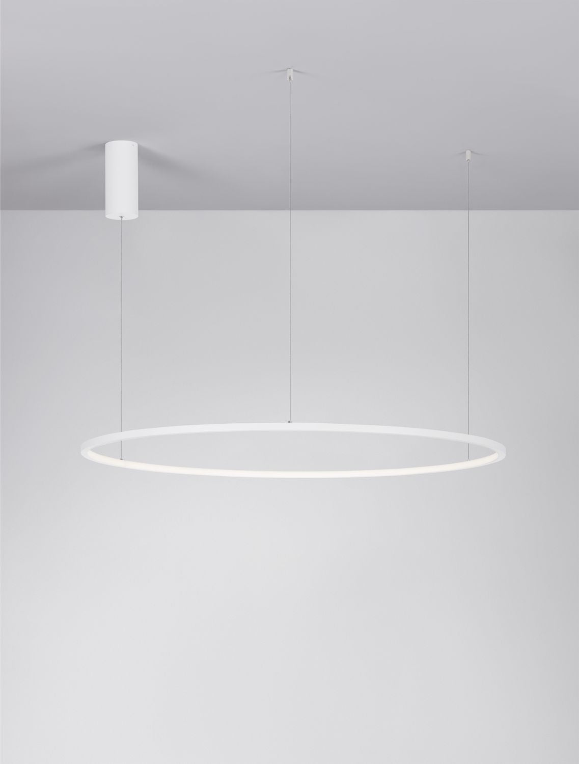 Vue d'ensemble du luminaire suspendu, anneau blanc fin et bloc cylindrique au plafond