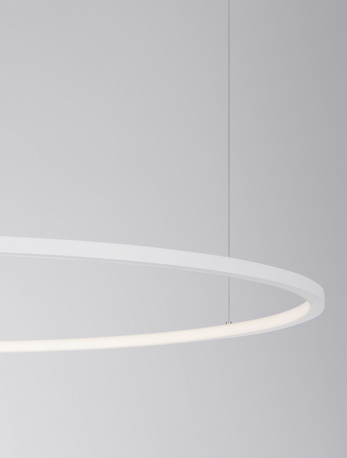 Détail de la finition, profil de l'anneau blanc et diffuseur LED allumé
