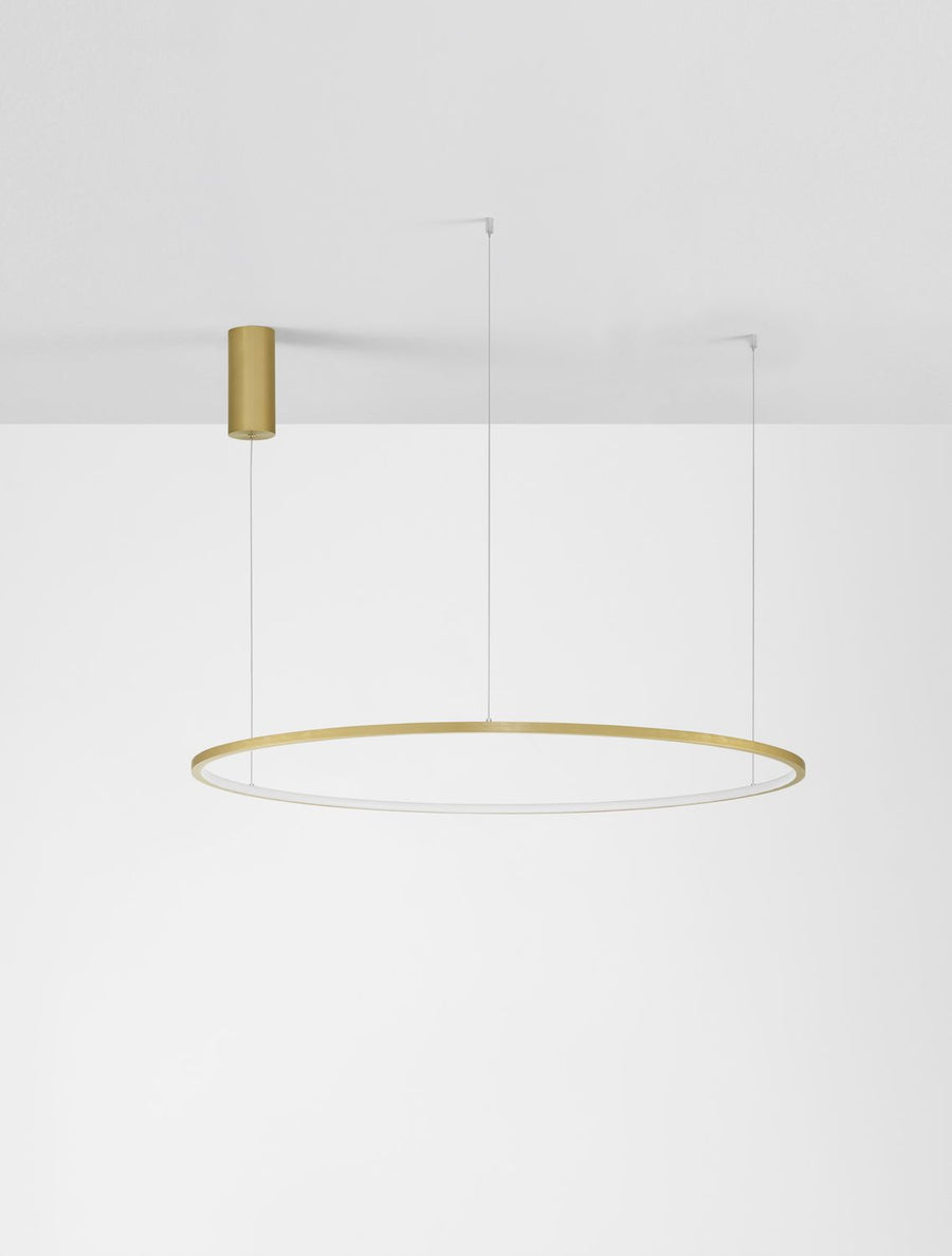 Suspension anneau installée au plafond dans une pièce blanche et lumineuse