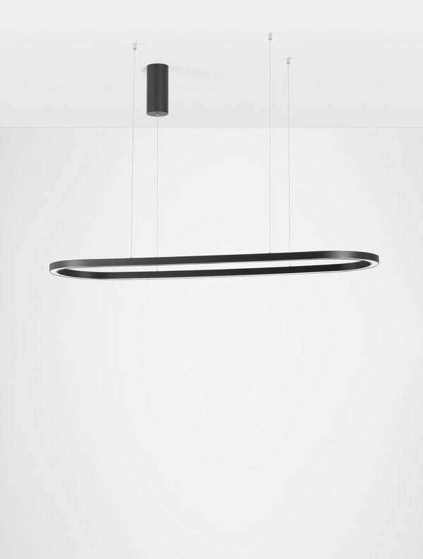 Luminaire présenté de trois quarts sur fond clair, forme ovale allongée noire