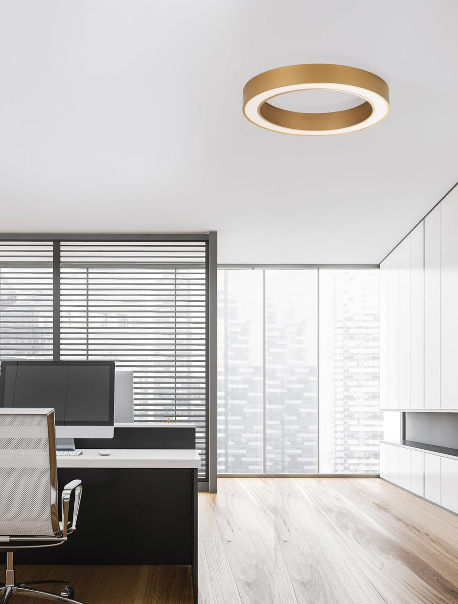 Plafonnier doré installé au plafond d'un bureau contemporain très lumineux