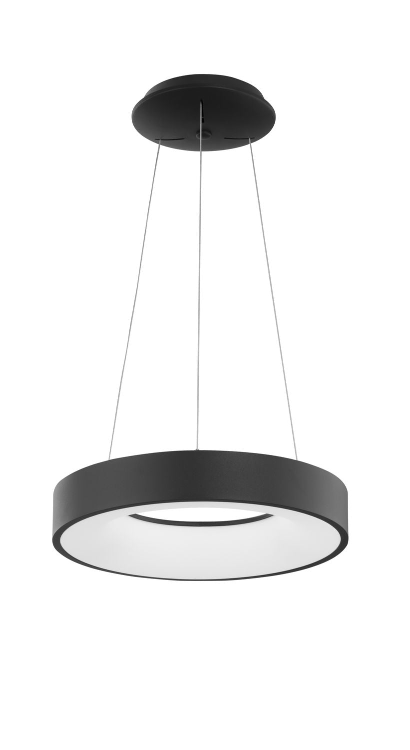 Vue de face du luminaire suspendu sur fond blanc avec trois câbles