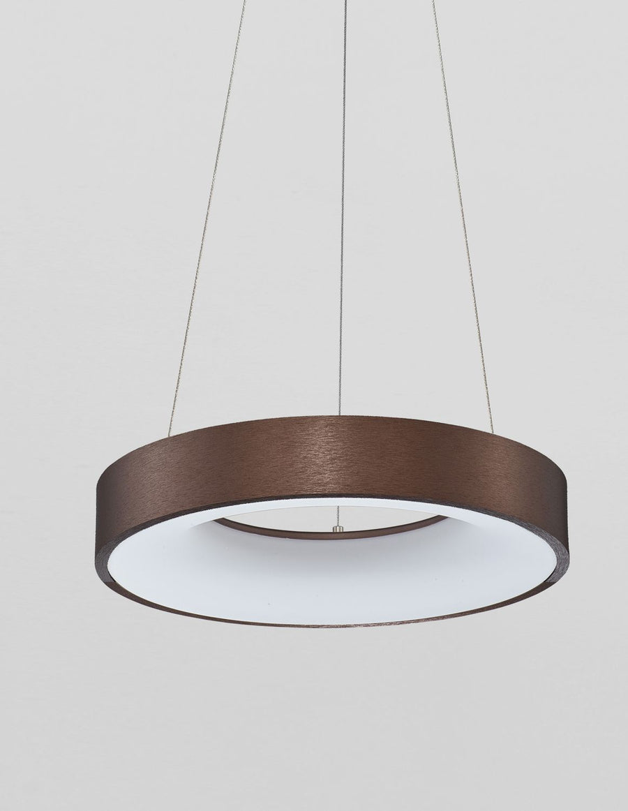Produit entier vu de trois quarts, abat-jour cylindrique marron et diffuseur blanc