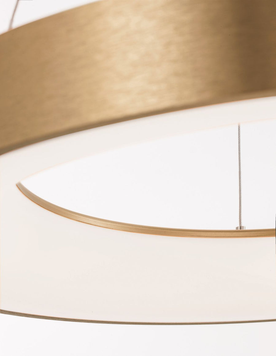 Détail oblique montrant l'anneau intérieur doré et la surface lumineuse blanche
