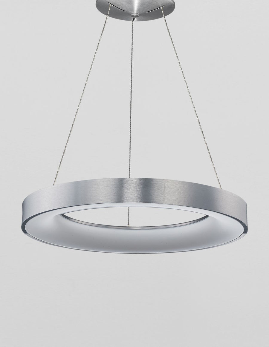 Suspension présentée de face, diffuseur blanc allumé éclairant la pièce
