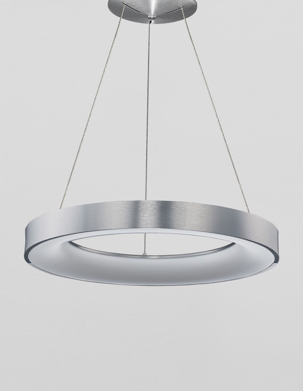 Suspension présentée de face, diffuseur blanc allumé éclairant la pièce
