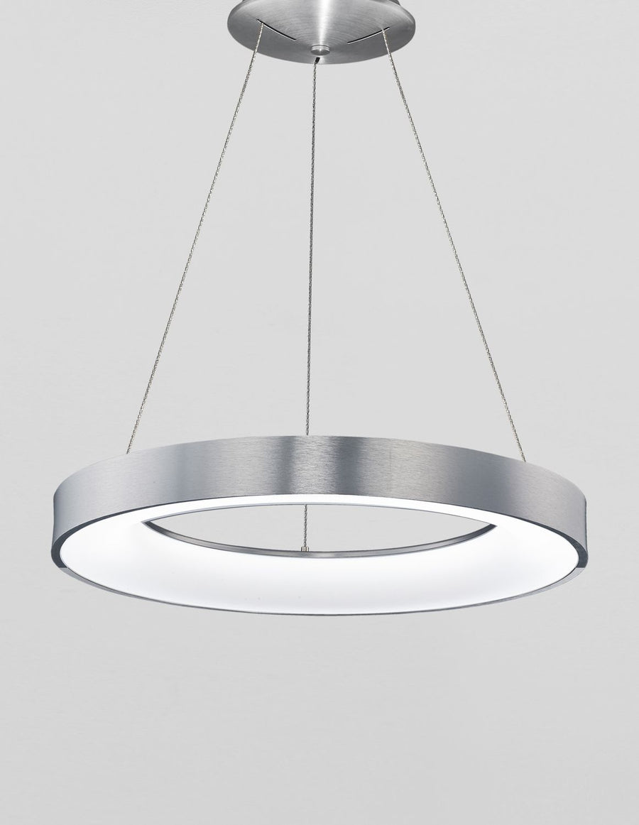 Autre angle du luminaire rond dévoilant le dessous du diffuseur blanc